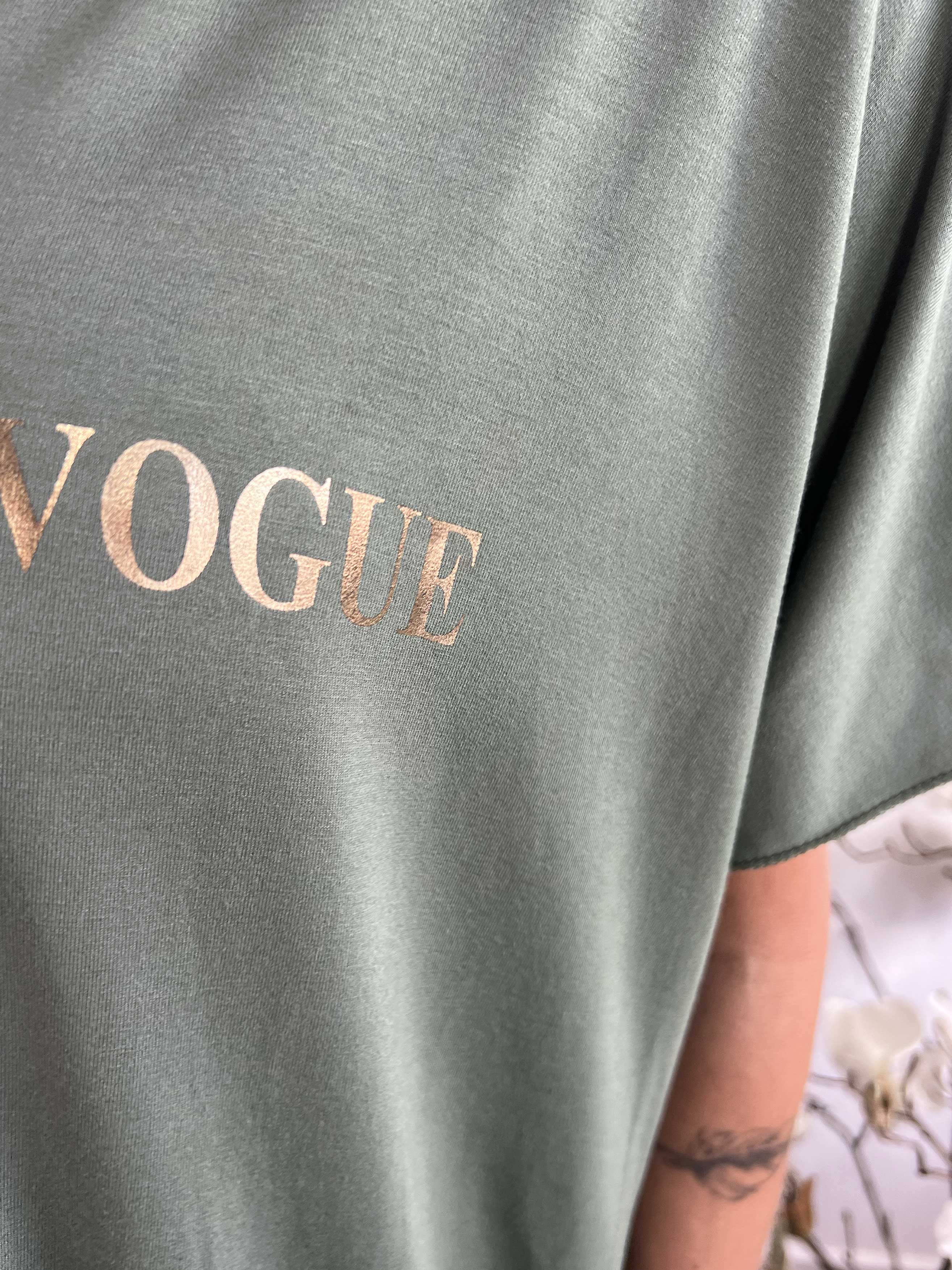 Ellen - Oversized t-shirtklänning i viskos med guldbokstäver